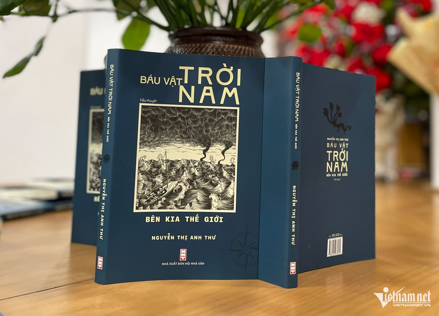 Tiểu thuyết “Báu vật trời Nam - Bên kia thế giới”