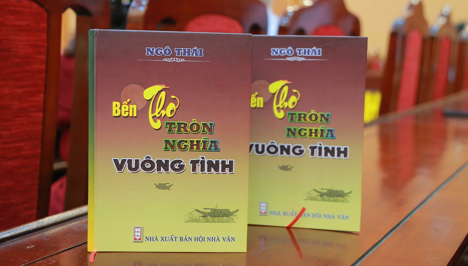 Bến thơ tròn nghĩa vuông tình